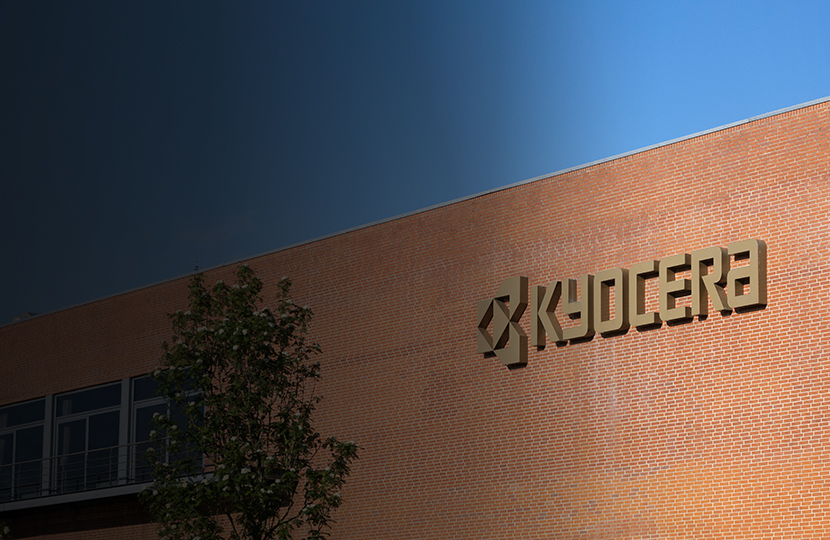 Eine Nahaufnahme des Kyocera-Logos auf dem Kyocera Unimerco-Gebäude in Sunds