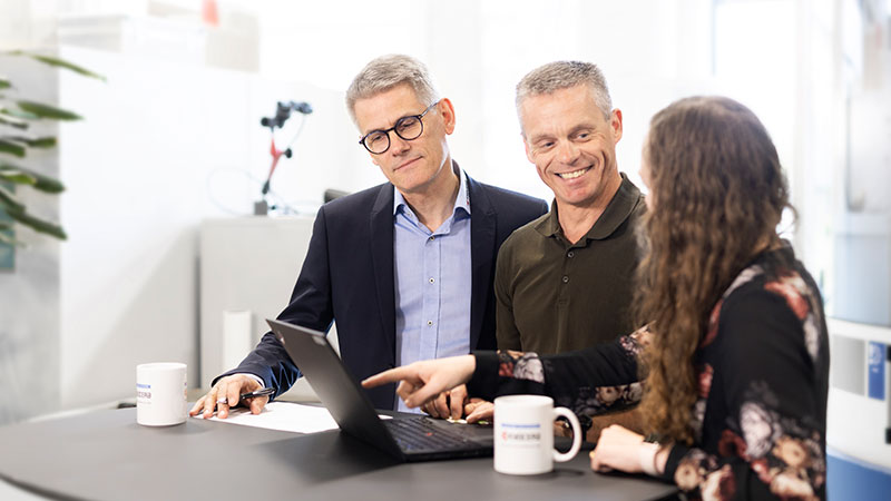 3 people having a meeting