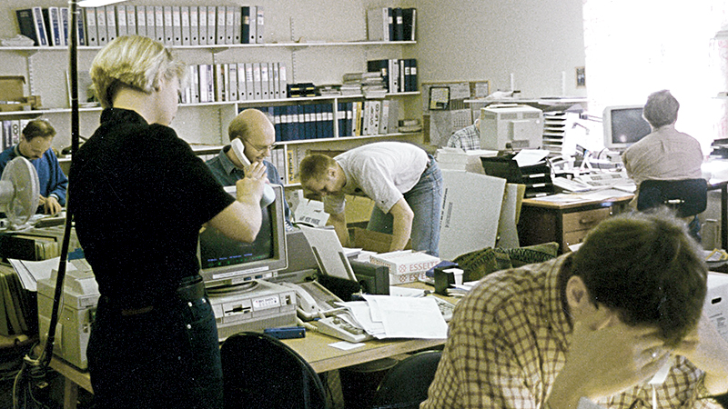 En flok sælgere arbejder i et lejet kontor i Jönköping