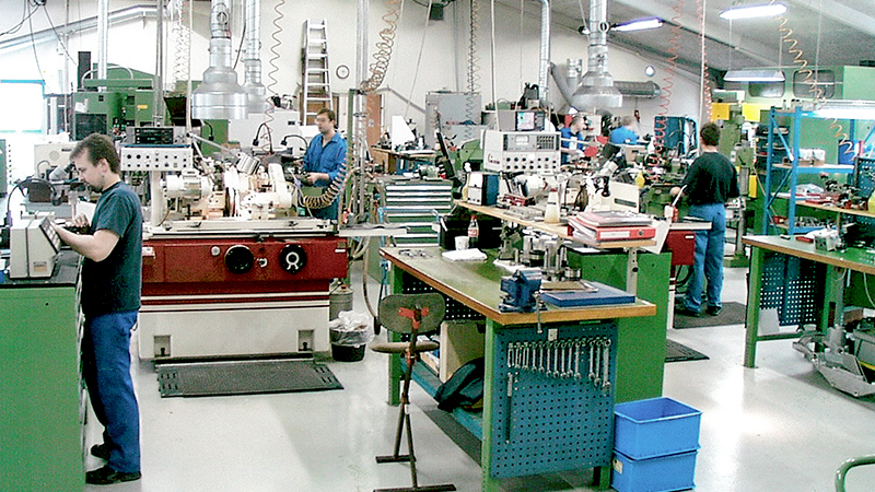 Et par medarbejdere arbejder ved deres arbejdsstationer i produktionsafdelingen af virksomheden Dandia Industridiamanter i Rødovre
